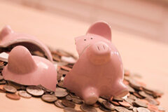 ¿Quién solicita la disolución de la sociedad de gananciales en el concurso? Una hucha de cerdito rota