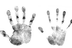 La responsabilidad civil del empresario por las infracciones cometidas por los trabajadores a su cargo Las huellas de las dos manos de una persona