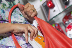 La STC de 6de noviembre de 2014 sobre el delito de reiteración relativo a las faltas de hurto Una mano metiendo algo en un bolso