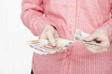 Adjudicaciones de bienes gananciales: exención ITPAJD Unos billetes de euros.