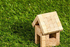 Las reclamaciones de la cláusula suelo bancaria se disparan Casita sobre césped