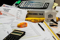 Impuestos cero en herencias impulsan las donaciones en vida en Galicia Documentos, libros, calculadora etc.