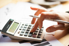 La exclusión de los cargos asociados de las bases imponibles del Impuesto Especial sobre la Electricidad y del IVA Una mando utilizando una calculadora