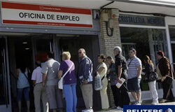 La doble “sanción” en los ERES de suspensión cuando no se mantiene el empleo durante un año Gentre entrando al INEM