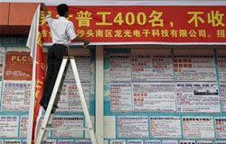 El empadronamiento y la asistencia jurídica gratuita Un chino colgando un cartel en su restaurante.