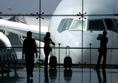 Pasajeros en un aeropuerto