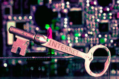 Internet, medios de comunicación y menores Una llave con la palabra internet
