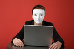 ¿La “amnesia digital” y el “derecho al olvido”, cara y cruz de la misma moneda? Una mujer con una máscara blanca delante de un ordenador