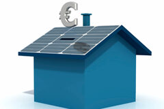 Perjuicios Financieros para las inversiones en el Sector Fotovoltaico I Un tejado con placas solares con el agujero de una hucha y encima el signo del Euro