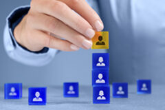 ¿‘Investigados’ o ‘denunciados, querellados, imputados…’? Fichas con siluetas de personas