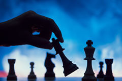 Jaque mate a los cargos laborales Una mano moviendo una pieza de ajedrez