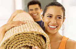 La emancipación judicial: jurisdicción voluntaria o proceso declarativo Una pareja joven llevando una alfombra