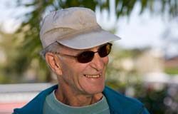 Situación actual de la Jubilación Parcial: ¿En qué supuestos se sigue pudiendo acceder a la Jubilación Parcial antes de los 61 años? Un adulto recien jubilado sonriendo.