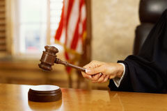 Reforma de la LEcrim al estilo americano Un juez con la maza en la mano y al fondo la bandera americana.