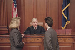 Origen y regresión jurisprudencial de la prueba ilícita penal en España y EEUU. Notas comparadas (II) Un juez escuchando a los abogados de ambas partes.