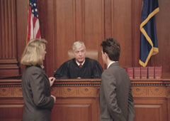 Un juez escuchando a los abogados de ambas partes.