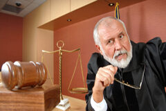 ¿Y si el juez que presidió el juicio laboral no puede dictar sentencia? Imagen de un juez en una sala