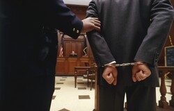 El cumplimiento efectivo de las penas Manos esposadas.