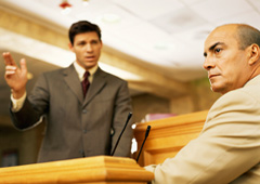 Un abogado preguntando a un testigo