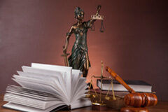 Más gestión: más conciliación y mayor productividad en el sector jurídico Imagen de la justicia, libros, una balanza y una maza