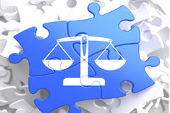 ¿Es delegable la resolución del recurso de reposición en el ámbito local? Piezas de puzle forman la balanza de la justicia