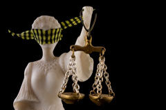 El calvario de que los jueces y tribunales no apliquen las medidas del artículo 112 LJCA Imagen de la justicia con una venda en los ojos