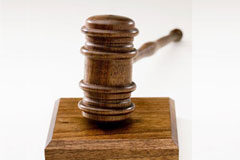 La justicia tiene que ser generosa, pero para justificar esa generosidad tiene que ser sobre todo justa Martillo grande de madera