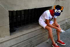 La guerra de Kukuxumusu Un mozo en sanfermines con la careta del toro de Kukusumusu