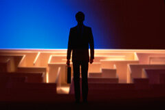 Obligación de concursar con un único acreedor Una persona con maletín delante de un laberinto