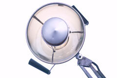 La responsabilidad civil de las compañías aseguradoras de asistencia sanitaria Una lámpara de quirófano.