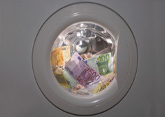 Billetes de euro dentro de un lavadora