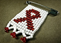 Bolitas blancas y rojas haciendo el símbolo del lazo contra del sida.