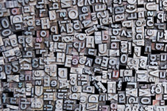 Periodista condenado a una indemnización de 6000 euros por publicar información personal indebida Diferentes letras en pastillas de metal