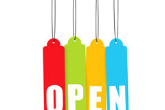 La franquicia: una opción para los emprendedores 4 etiquetas colgando y en cada una de ellas una letra que forma la palabra 'OPEN'