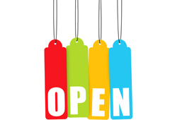 4 etiquetas colgando y en cada una de ellas una letra que forma la palabra 'OPEN' 4 etiquetas colgando y en cada una de ellas una letra que forma la palabra 'OPEN'