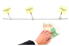 Las reformas de la Ley Concursal: insolvencia e inseguridad jurídica transitoria Post-it y mano con billetes de euros