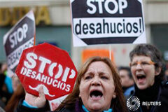 La ejecución hipotecaria tras la “Ley Antideshaucios” Carteles stop desahucios