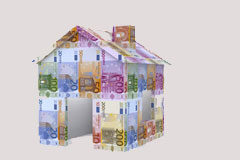 Pero, ¿por qué no liberan mi finca? (Cancelación parcial de hipoteca) Una casita hecha con billetes de euro.