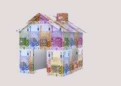 Una casita hecha con billetes de euro