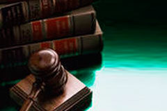 El derecho de preferencia en los aumentos de capital de las sociedades limitadas Maza al lado de unos libros jurídicos