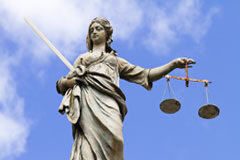 Cuando los poderes infringen sus propias leyes… Estatua con una espada y una balanza.