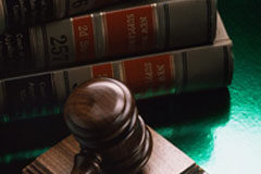 Floor o seguro de tipos a la baja Maza al lado de unos libros jurídicos