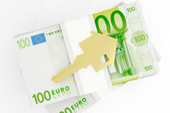 La reserva de arrendamiento celebrada entre un consumidor y una inmobiliaria Una llave con forma de casa sobre billetes de 100 euros