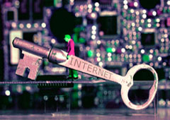 Una llave antigua con la palabra internet escrita.