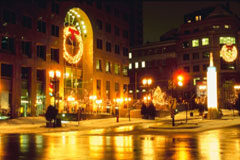 La otra cara del consumo Una calle con iluminación navideña.