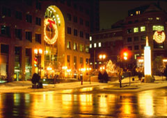 Una calle con iluminación navideña.