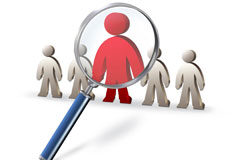 Ruedas y centros penitenciarios: ¿son los tbc la solución? Una lupa aumentando a un muñequito rojo