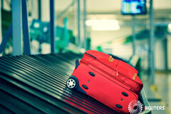 La libertad de fijacion de precio al transporte de equipajes Una maleta roja