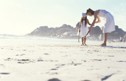 Renuncia judicial de la madre a toda relación materno-filial con el hijo Una madre con su hija en la playa.