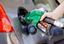 Punto de conexión foral de IVA Una persona echando gasolina al coche